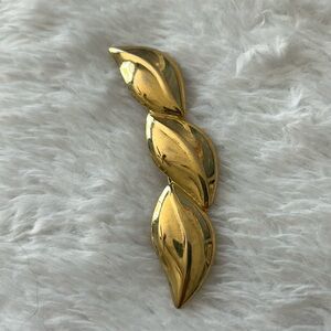 ✨ Vintage ’80s Gold Tone Leaf Pin ✨